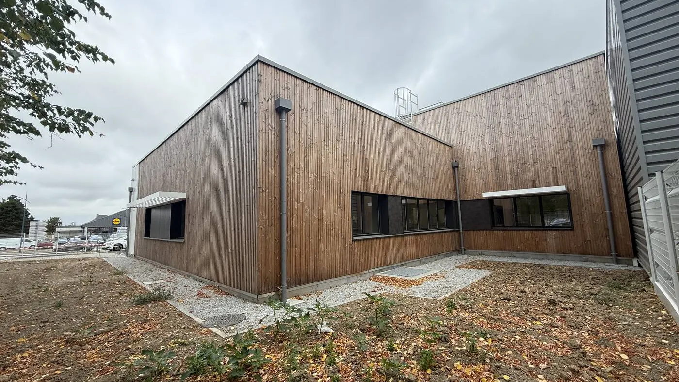 Le bâtiment de la cuisine municipale, bardage bois